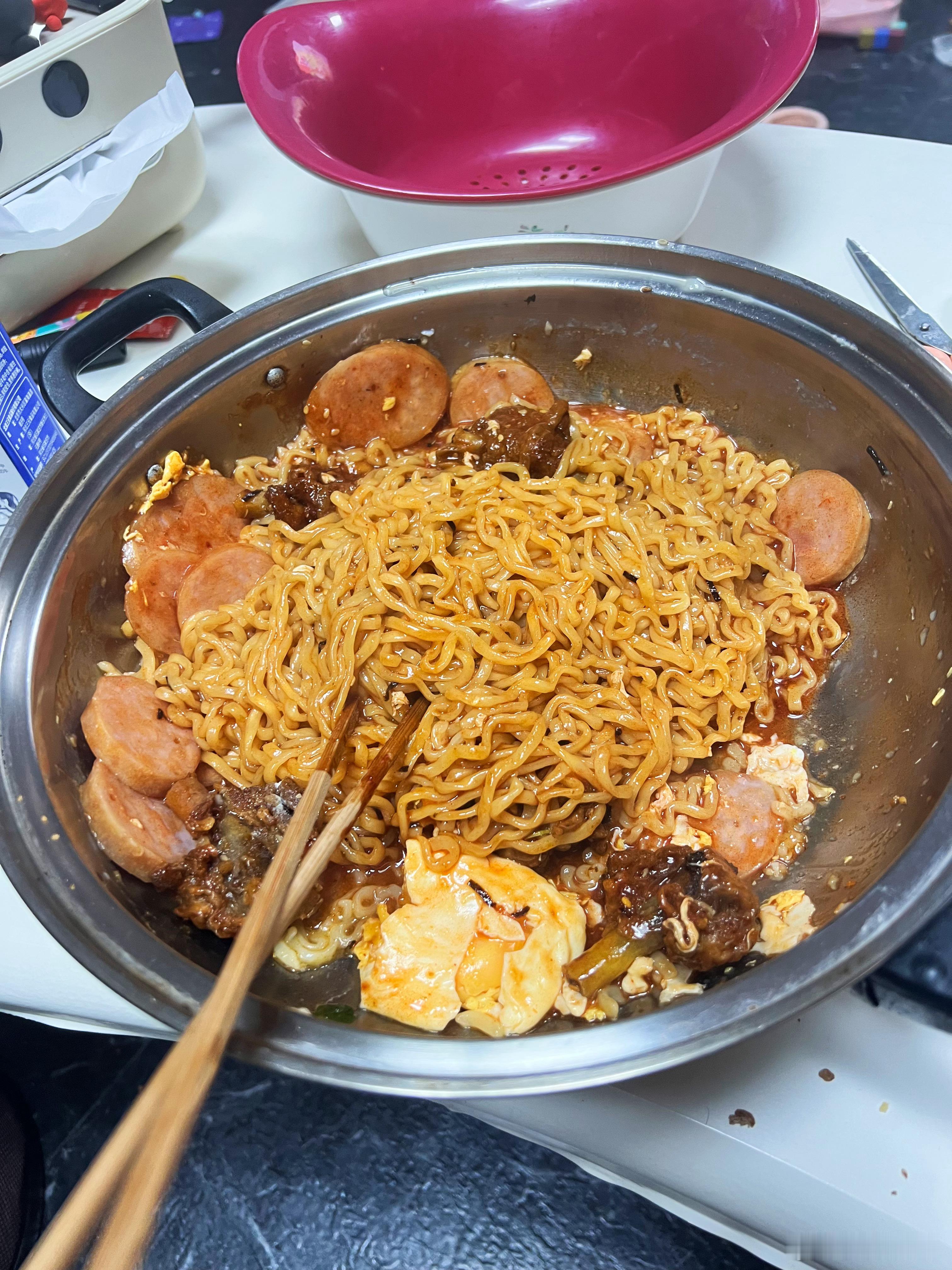 煮两袋火鸡面吃……卧槽大意了，媳妇买的是3倍辣度的🥵！！！！！（吃光了正在喝牛