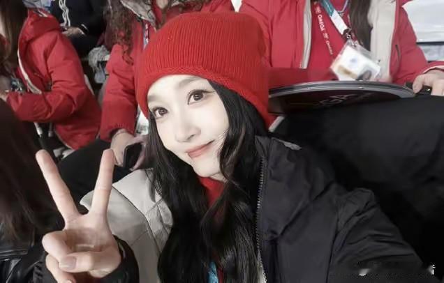 关晓彤竟然去看冬奥会了，还是短道速滑，还和王蒙一起合影，关晓彤真是文体全面发展啊