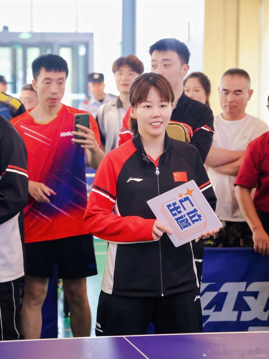 今天下午陈幸同、向鹏、陈垣宇、刘炜珊4位国乒队员惊喜现身六工汇中庭 为2025年
