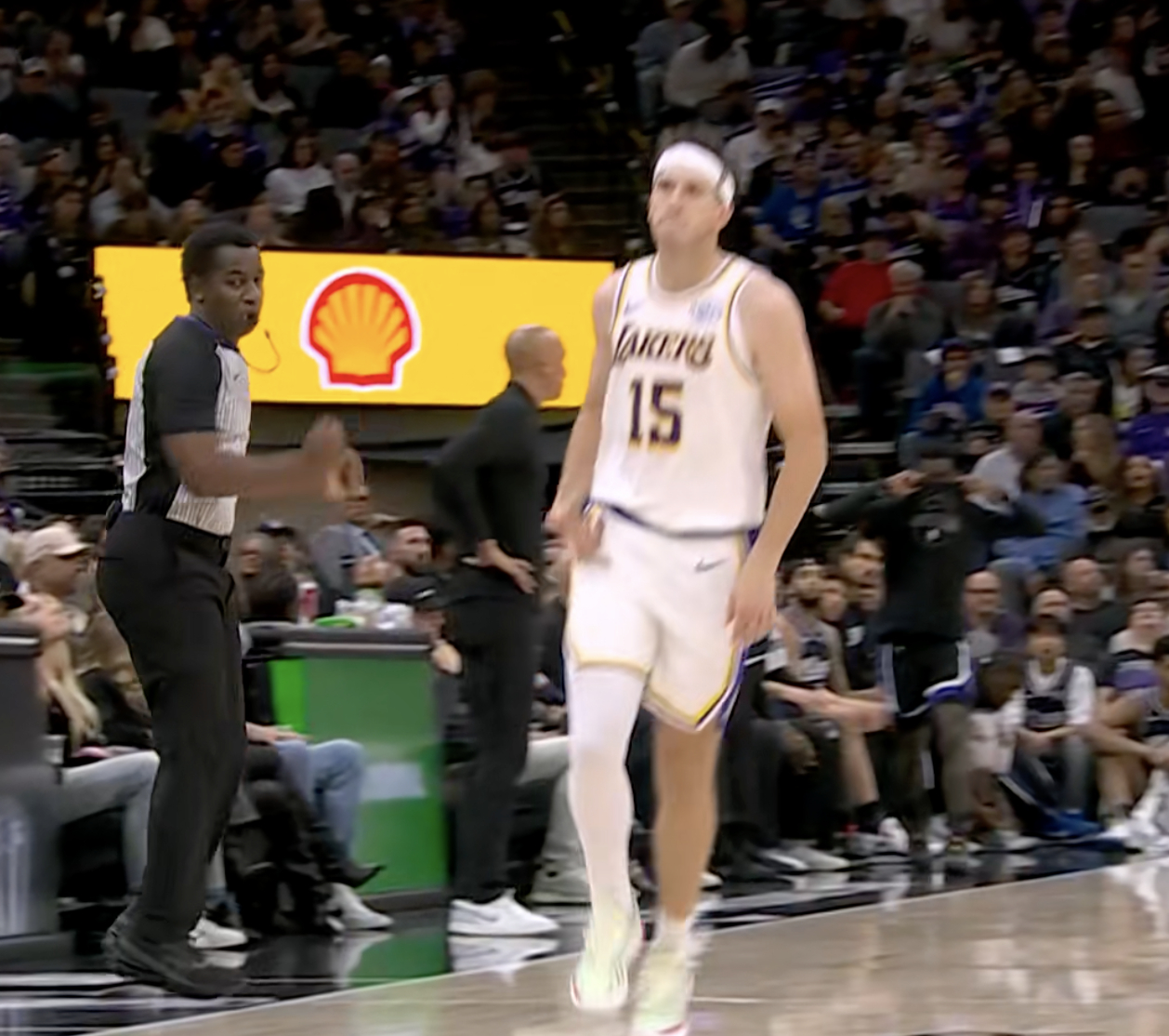 里夫斯，连续2个三分球！！！ ​​​​他已经42分7篮板8助攻了！！湖人vs国王