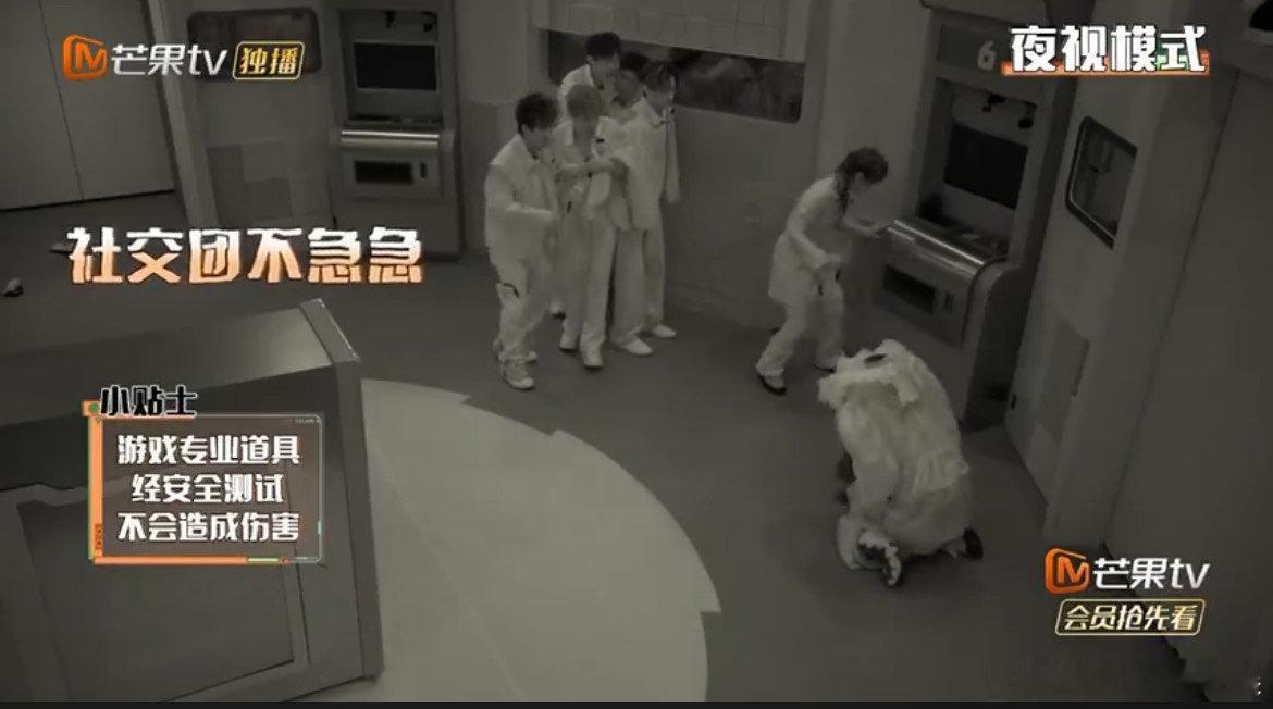 #胆小的弟嘴碎的哥冷静的姐#陈哲远直接吓倒在地上可还行？密逃真的承包了好多的笑点