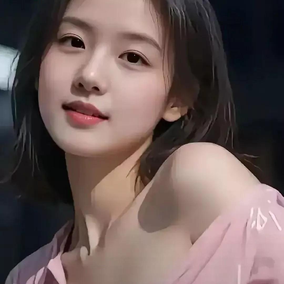 元气少女甜美自拍，粉色上衣温柔可人！💕✨