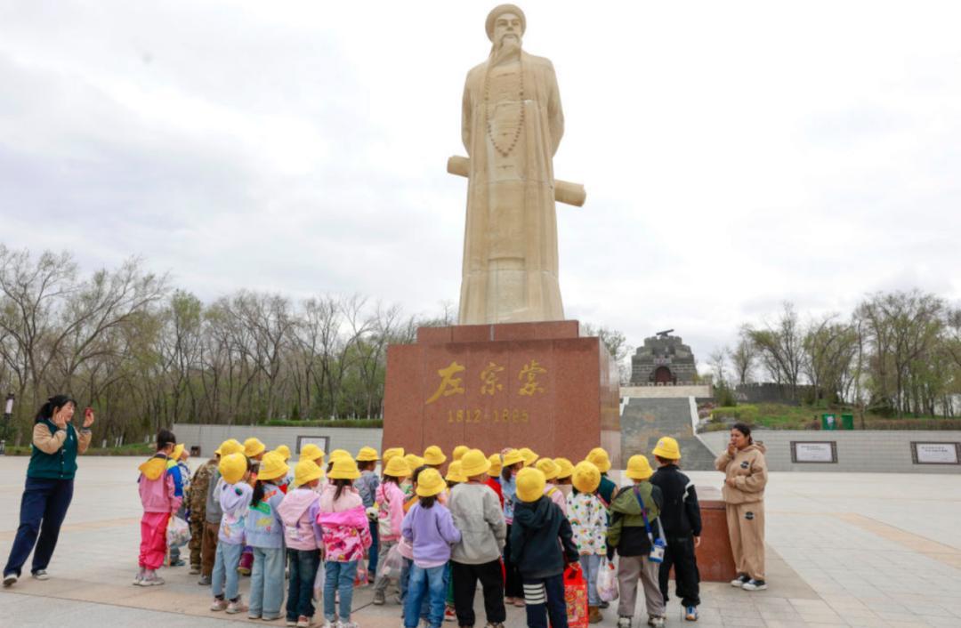 “如果六旬老人不抬棺材出关，今天我们去新疆可能要办护照。”——这句话在网上疯传，
