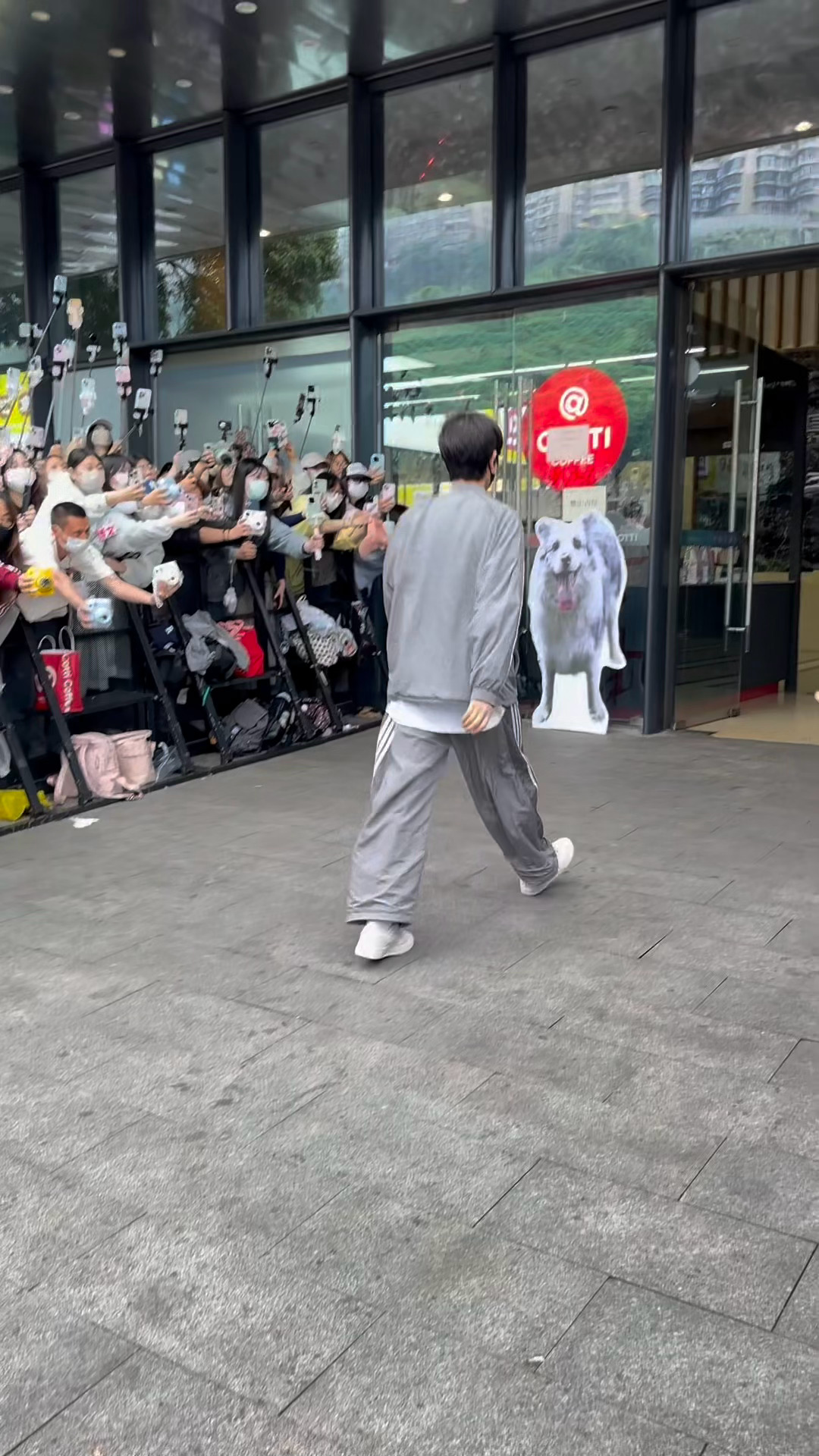 陈浚铭covertxt镜头陈浚铭13岁最后一天上班现场好大声应援“陈浚铭你最棒～
