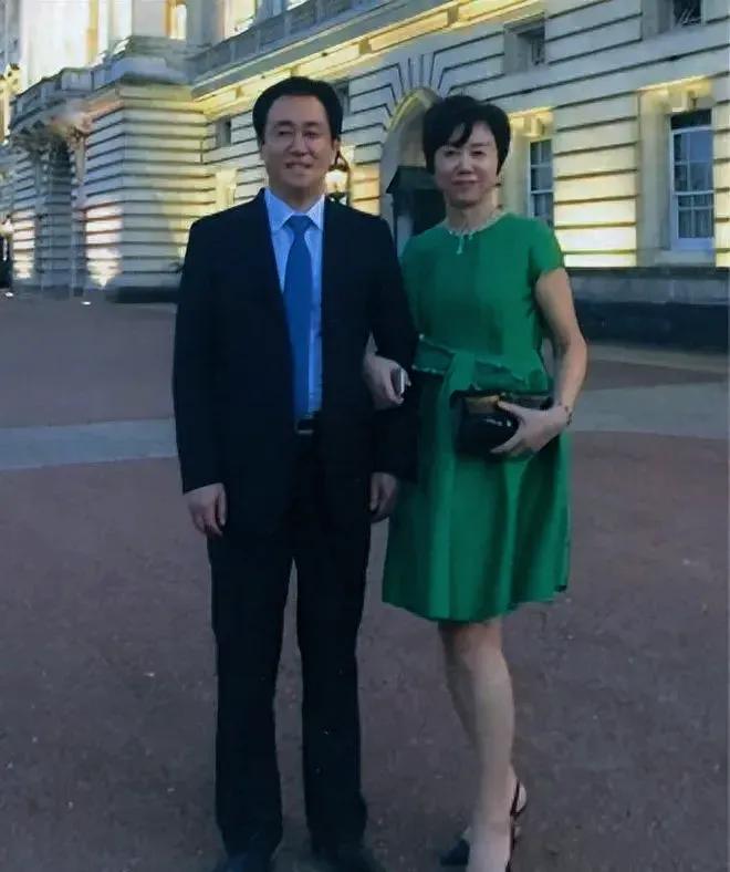 应当向全球发出通缉恒大许家印 前妻”丁玉梅 ， 冻结她及儿子名下所有的财产，并没