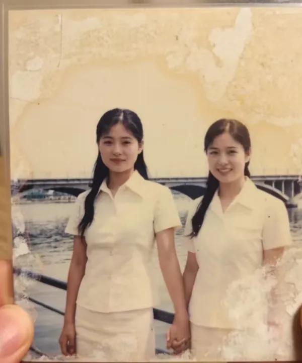 1986年，刚从中专毕业出来的我和同事还是那么青涩，穿着白色的制服，格外的靓丽，