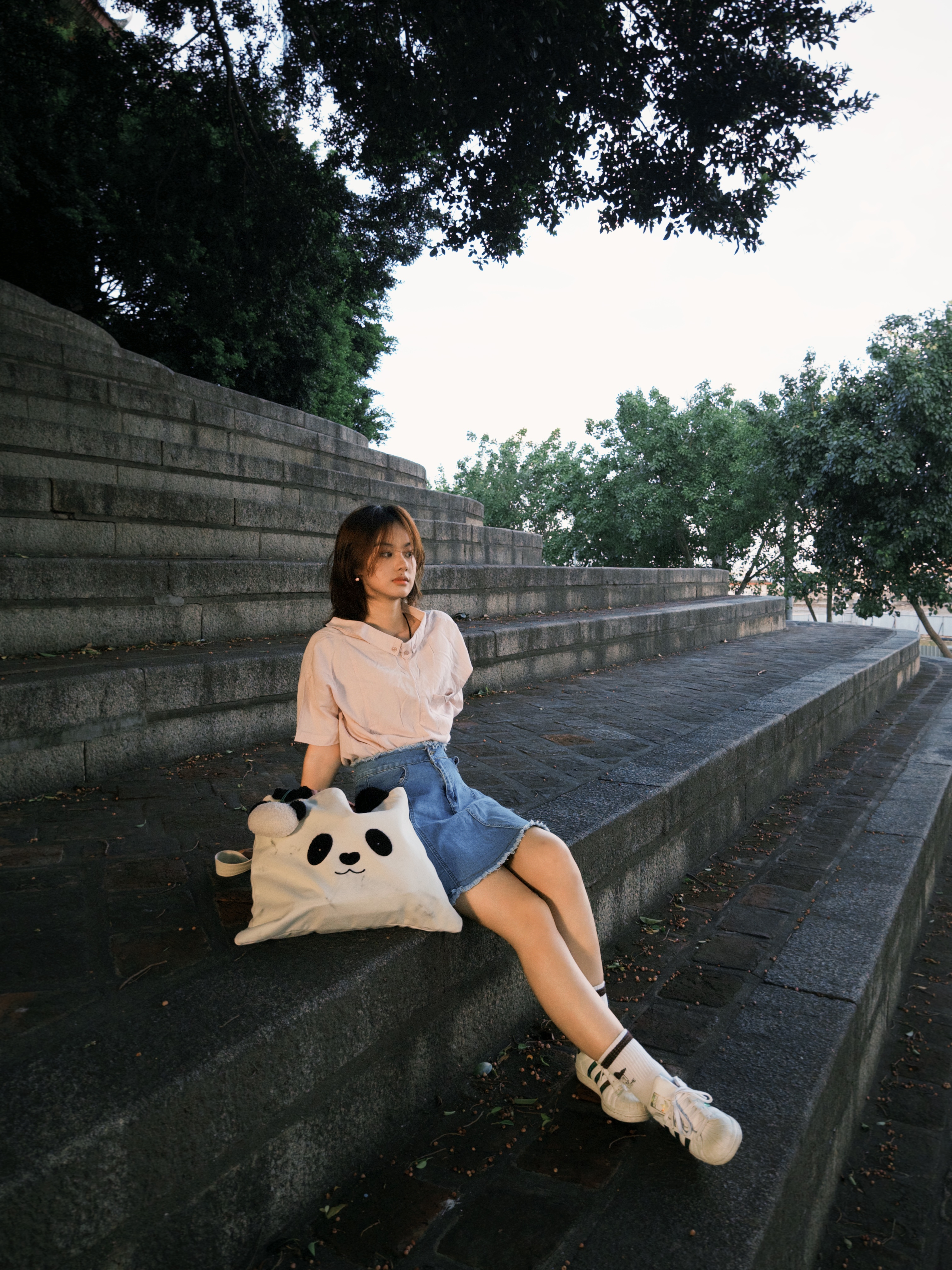 备考路上最治愈的瞬间这几天都在学校找角落背书忽然发现图书馆门口的台阶很有电影感于