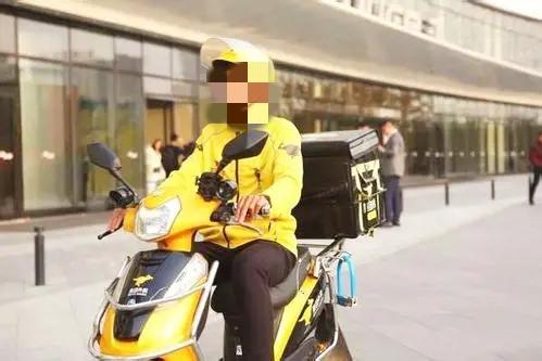 刚在小区门口看见一幕，真的暖到心坎里了！

外卖小哥骑车进小区，恰好一个刚学会走