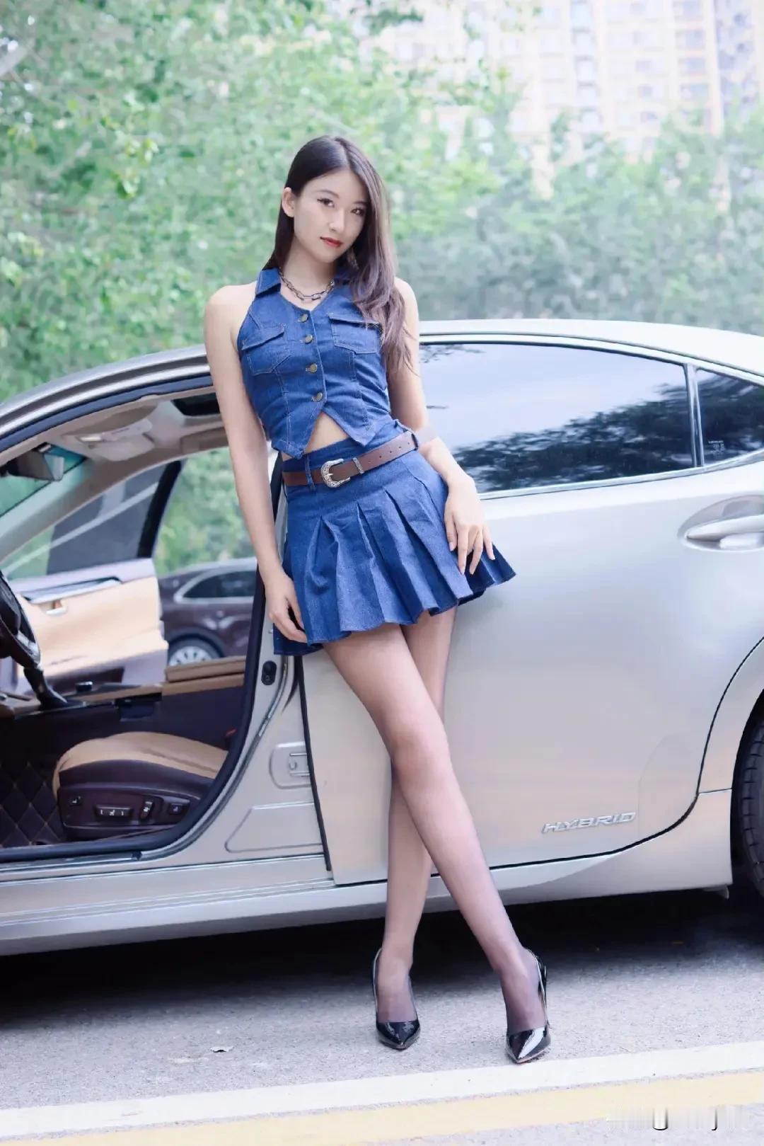 #秋日生活打卡季#
#美女大长腿美女# #分享美女＃# #秋天的美女佳人# #大