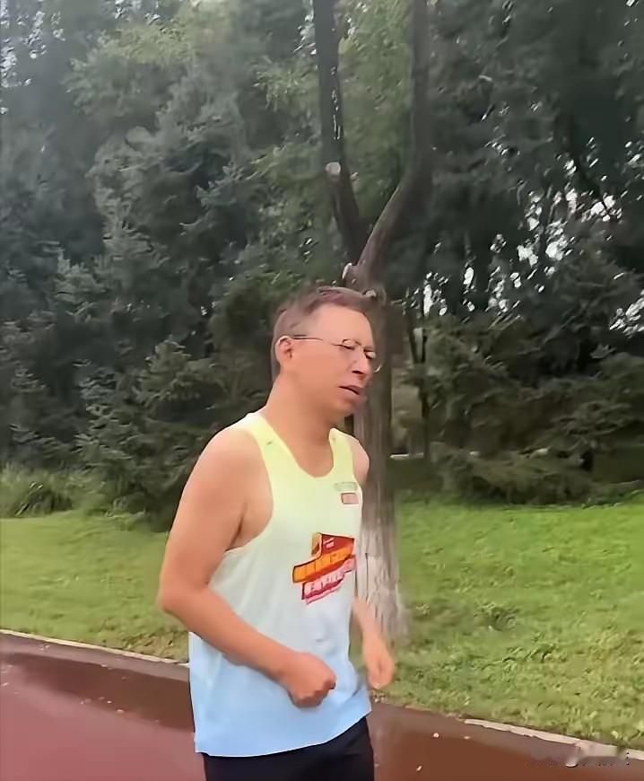很多人说张朝阳这是摆烂跑，
60岁的男人，松弛，拉垮。
我倒觉得这是健康跑，
6