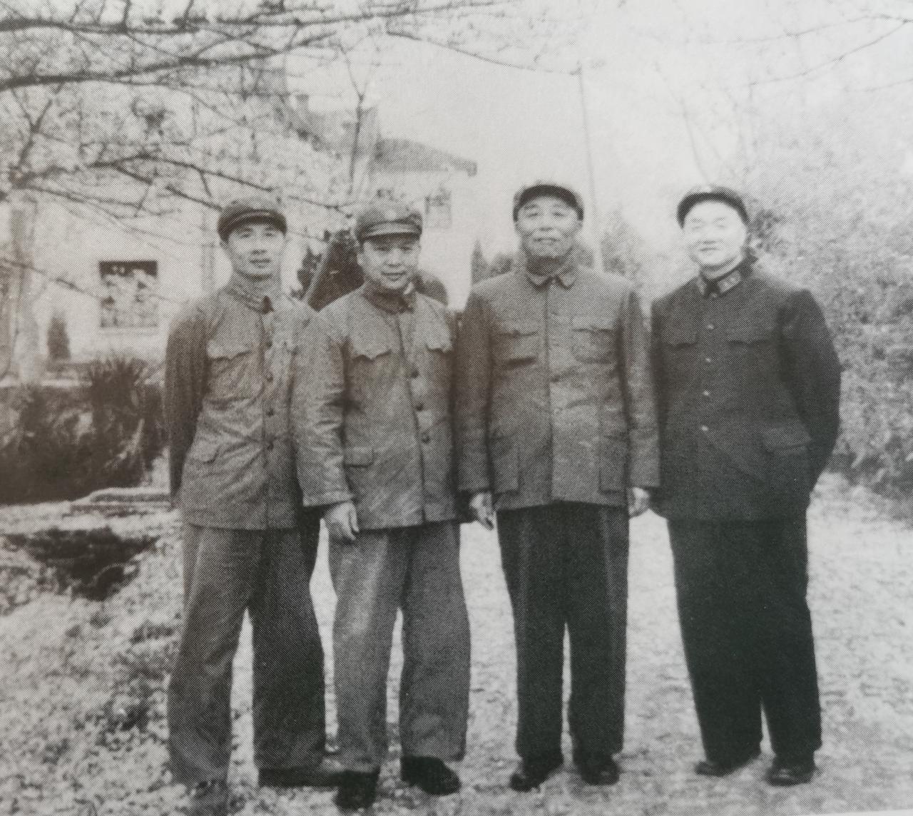 1963年珍贵合影。
右一是开国中将孔从洲，他是毛主席的亲家，曾经是第二野战军特