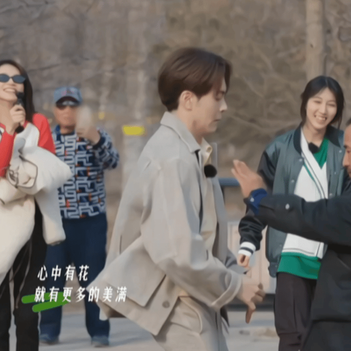 #曾舜晞新综又唱又跳# 好好好，这个舞蹈界还是被我们曾舜晞闯进去了！#小熊花园#