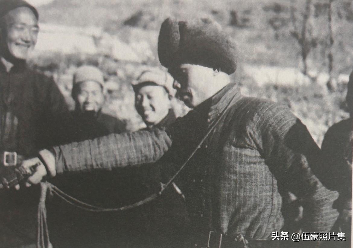 抗战时期，我军敌后武工队按照 “不大打，不硬打，积小胜为大胜，保存自己，消灭敌人