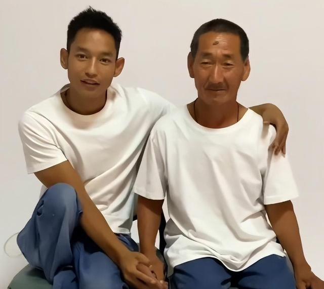 1991年，河南一对夫妻生下残疾儿子不想养，于是将儿子扔在草丛里。谁料，村里一个