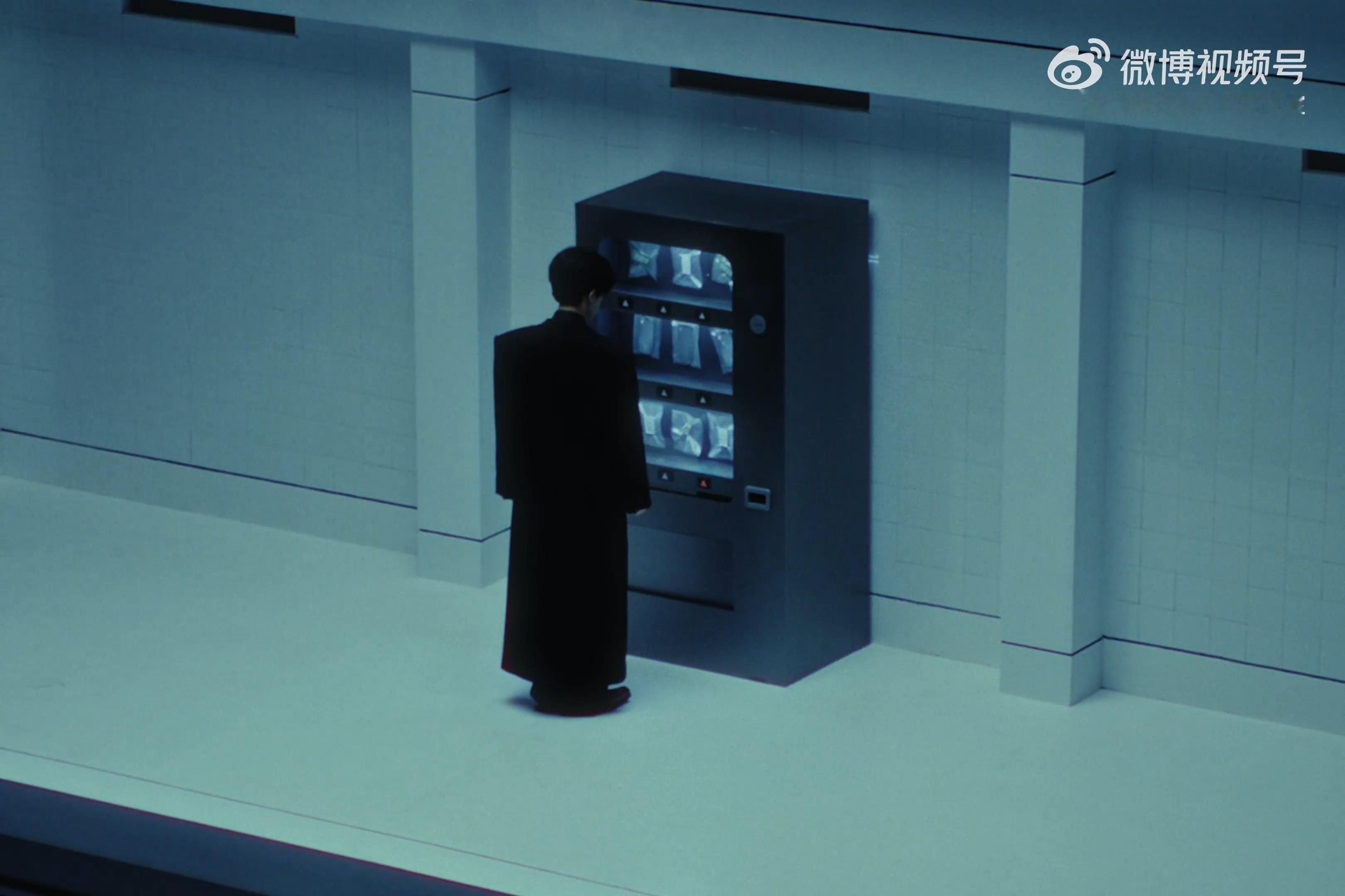 才发现这是监控视角啊？不同房间里的自己也在旁观自己？所以是“寻找与被看见，在此同