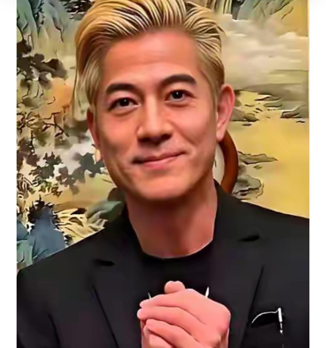 郭博成61岁了，在舞台上唱唱跳跳，尽力尽心尽力。

他身家20多亿，小女儿才1岁