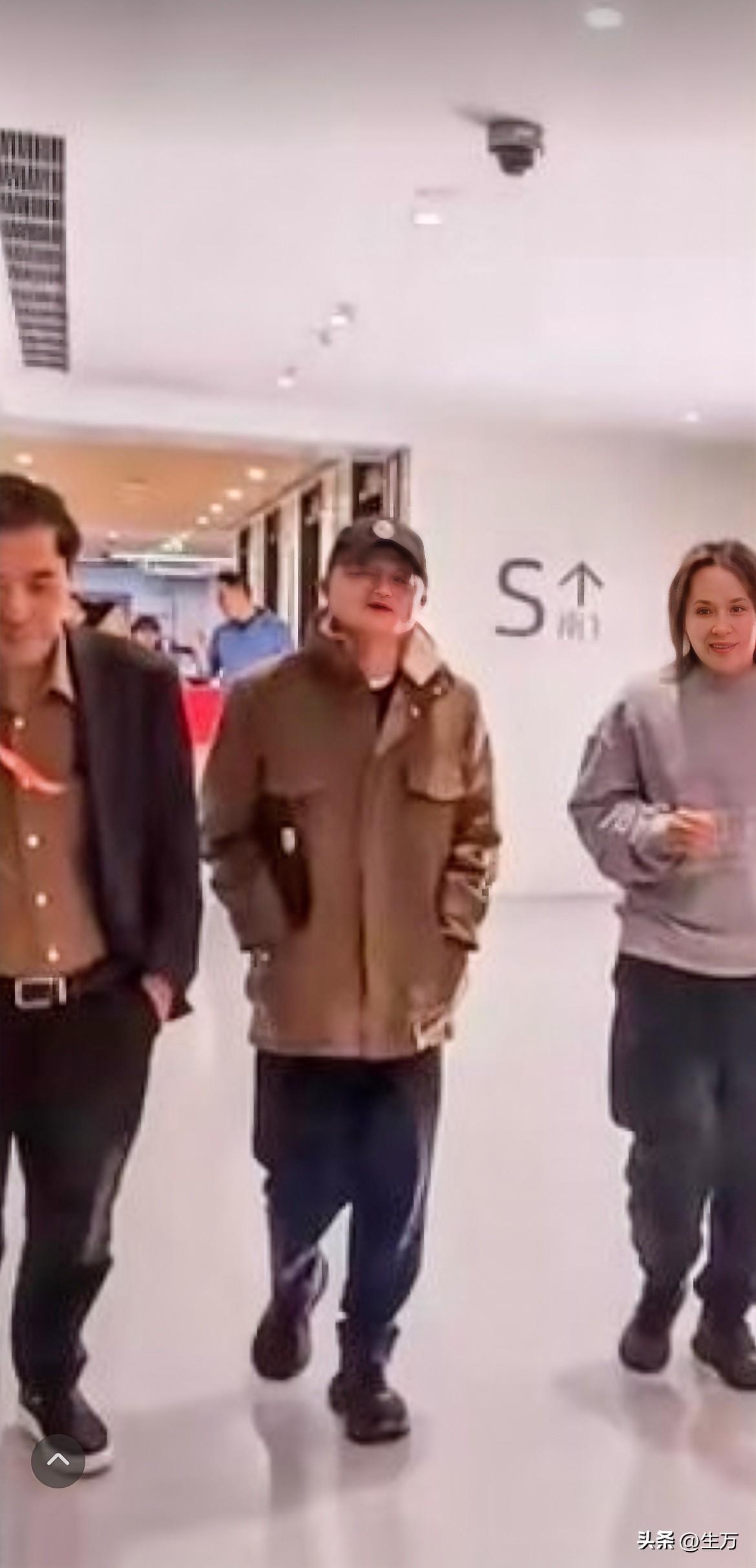 马云深夜现身阿里总部！

昨天晚上，有阿里的员工，在社交网络上发了张马云现身总部