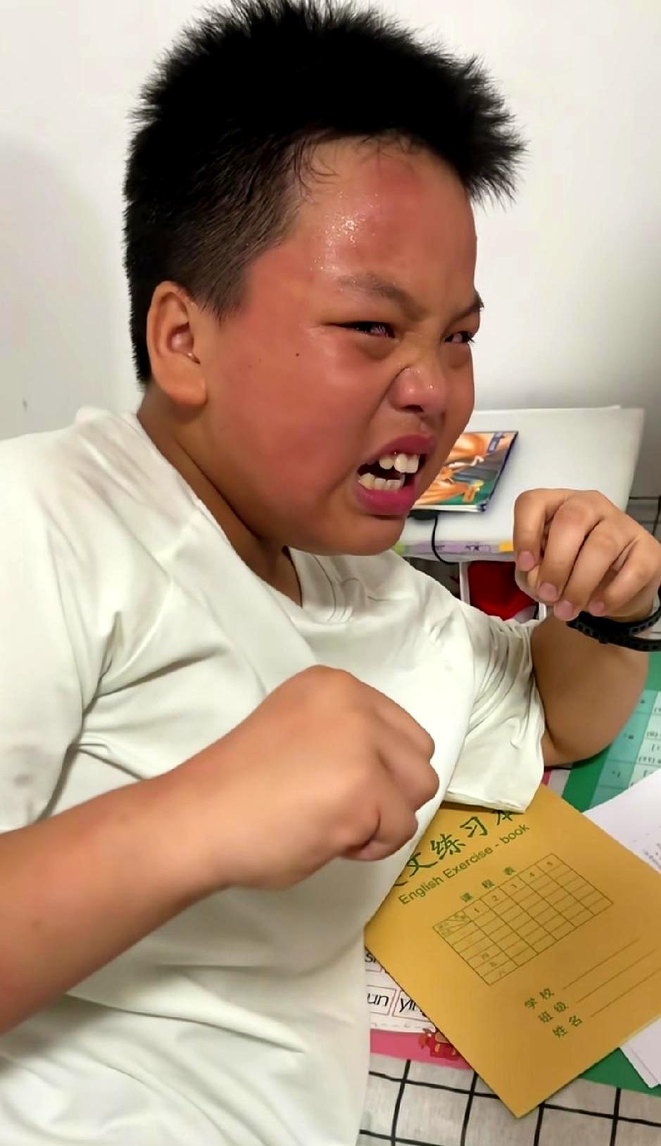 当课表从三门变成七门时，他不过十一二岁，初一的数学突然拐弯提档，试卷失手。
母亲