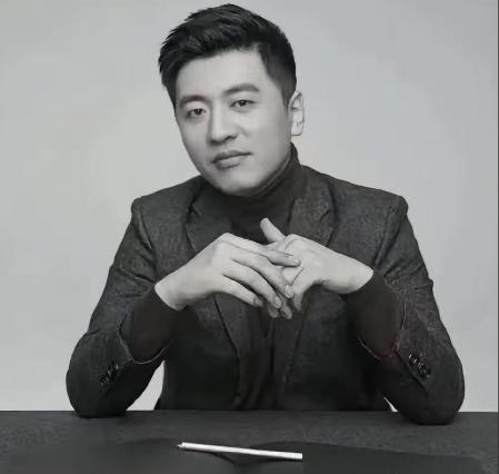 查完张雪峰的遗产安排，越看越让人破防。
他没把财富攥在自己手里，一部分留给家人安