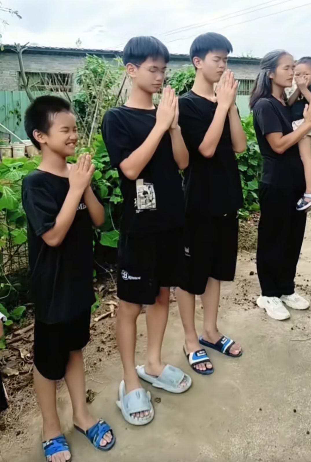 女子依照老的观念，存钱不如存人，有人就有钱，一口气生了五个儿子，八七年的人头发却