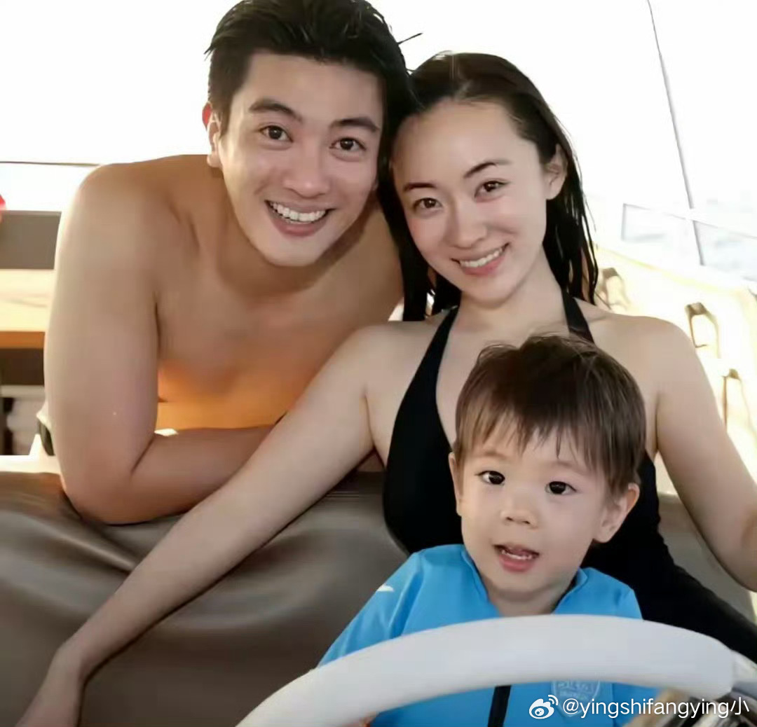 谁被杜江霍思燕戳到！牵狗外出的同框满是爱意，作为娱乐圈恩爱典范，他俩颜值般配，日