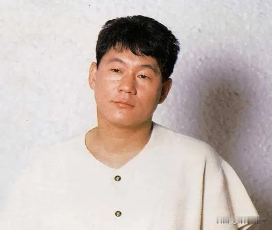 北野武刚出名赚到钱就给自己买了一辆很拉风的保时捷跑车，然后非常开心的开着保时捷到