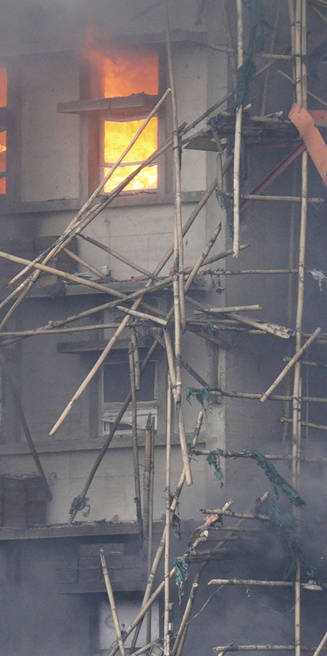香港火灾中被烧毁的竹制脚手架——虽然不能说起火的原因就是因为竹制的脚手架，但是显