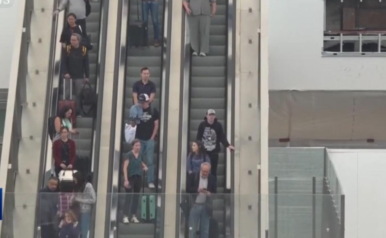 受美国政府部分停摆影响，国会休会期间，多地机场出现大量旅客滞留。画面中，自动扶梯
