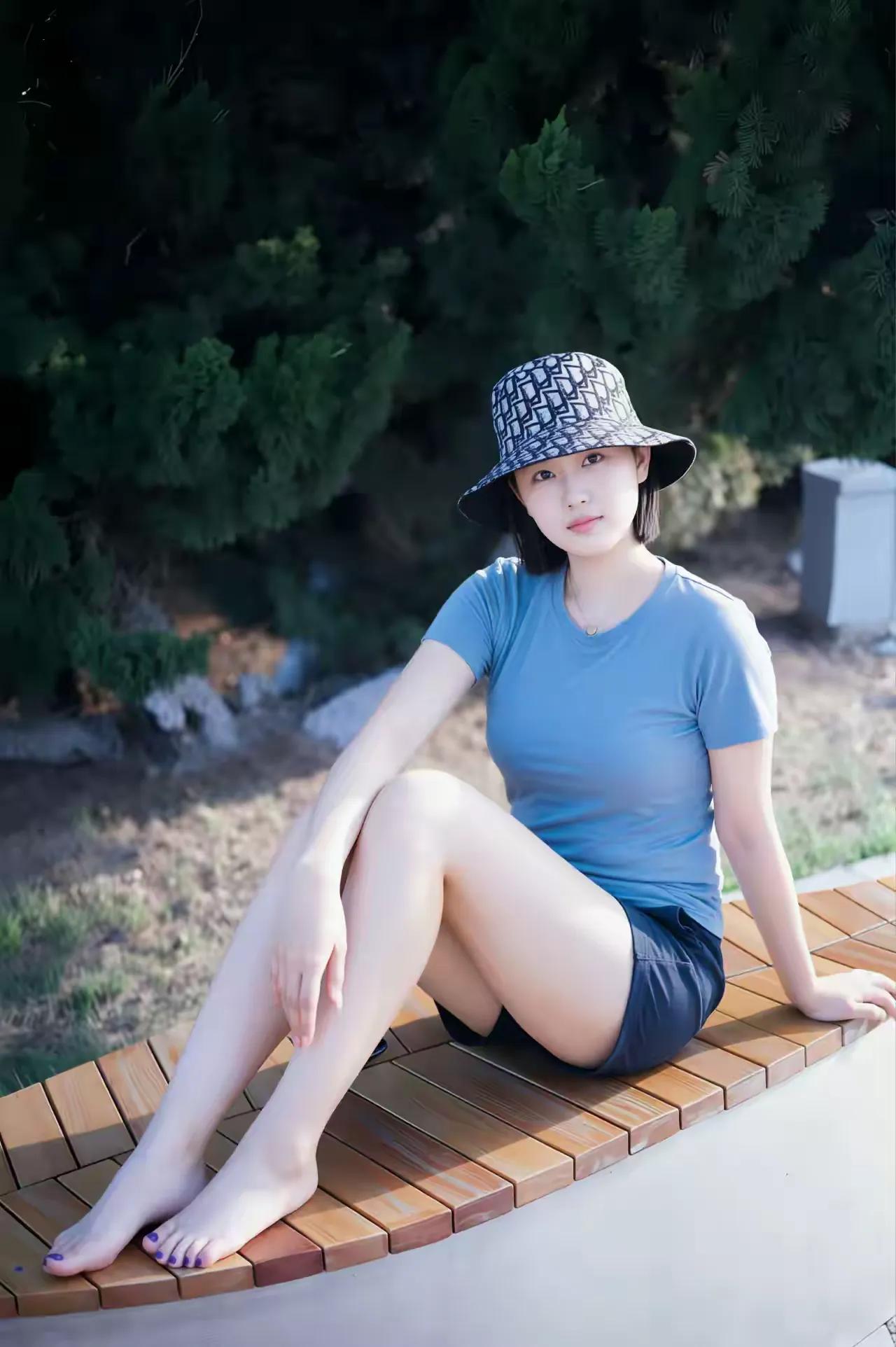 虽然美颜了，但她的整体美感很强，文静优雅知性。
