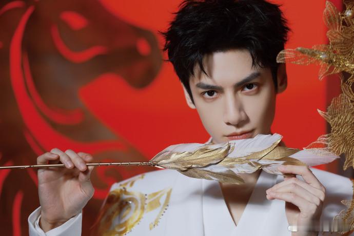 罗云熙马年春晚真穿了一身马罗云熙马年春晚造型鲨疯了！一身金色的马，细节满满的刺绣