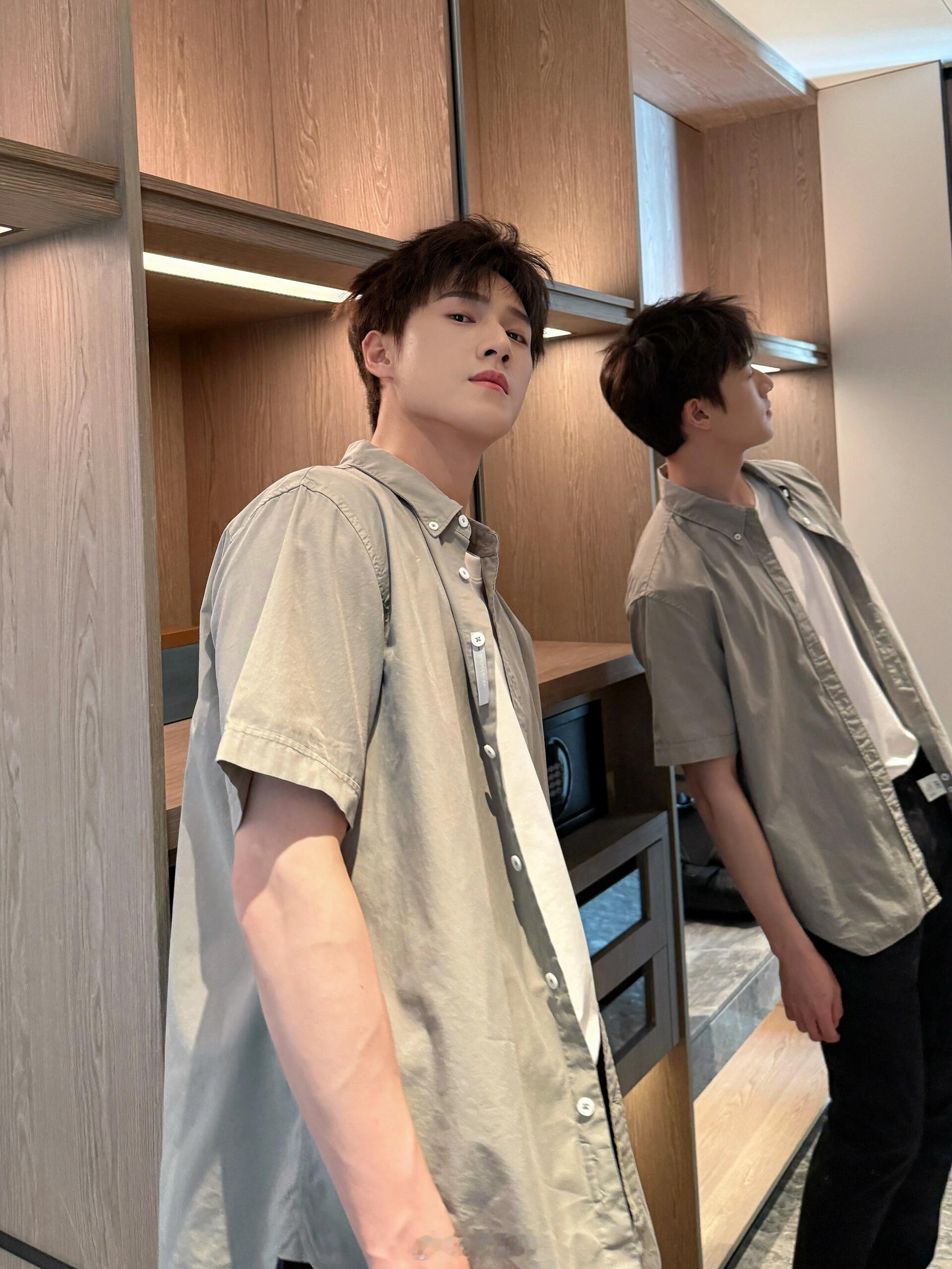 李昀锐的非今日ootd，周二愉快，小森林们来排队站好一起和优越的下颌线拍个照 ​