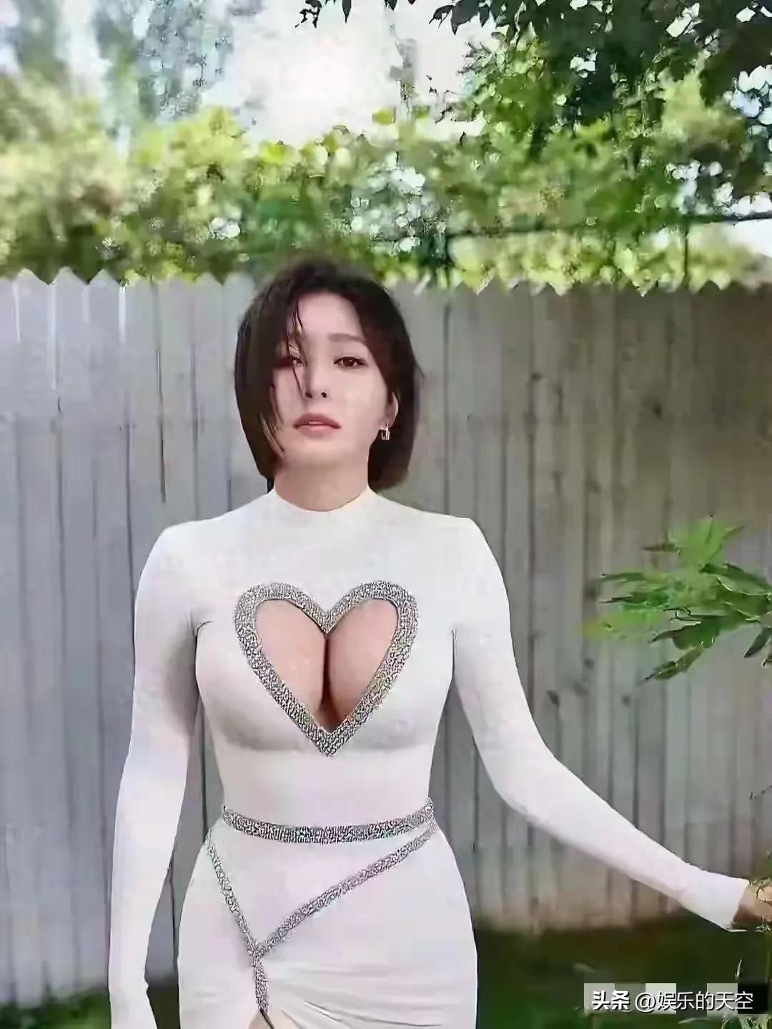 秦岚这身穿搭也太好看了吧！身材好就是任性啊！[爱慕]