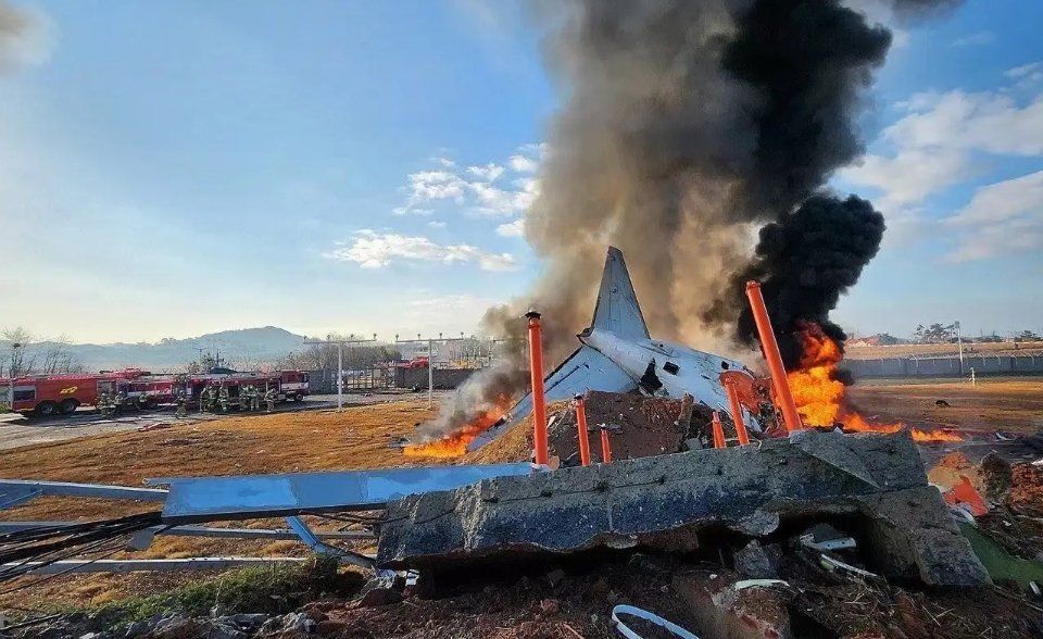 当地时间今日上午9时左右，一架韩国济州航空客机在韩国南部全罗南道务安国际机场降落