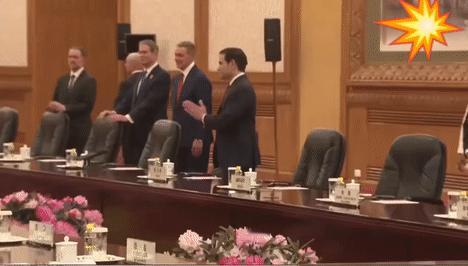 古巴仔身处庄重恢弘的大会堂内，全程抬头四处打量、神情满是惊叹好奇，被这座殿堂的气