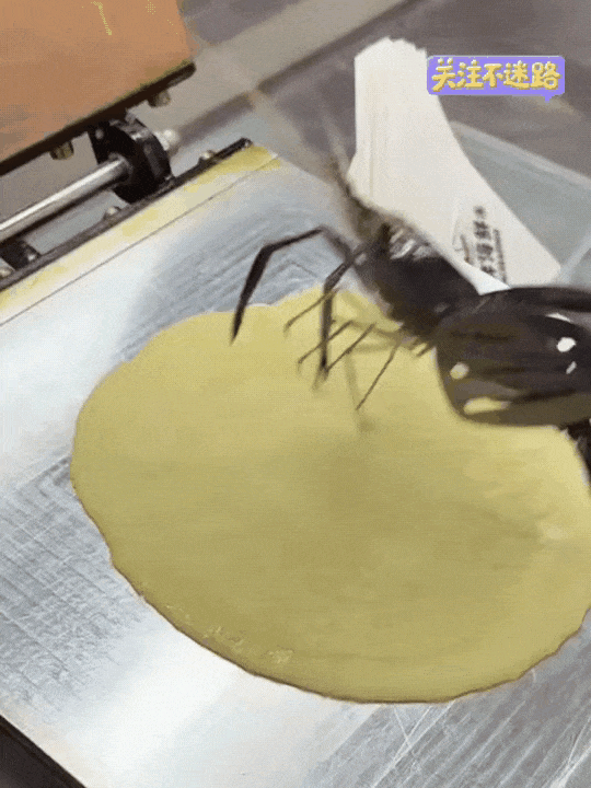 活蹦乱跳的虾，一下子就被压扁了。