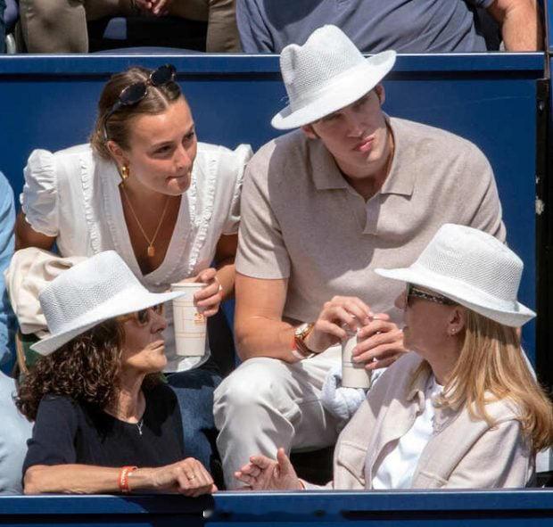 西班牙王室 4月19日，克里斯蒂娜和次子巴勃罗&巴勃罗的女友乔安娜现身观看巴塞罗