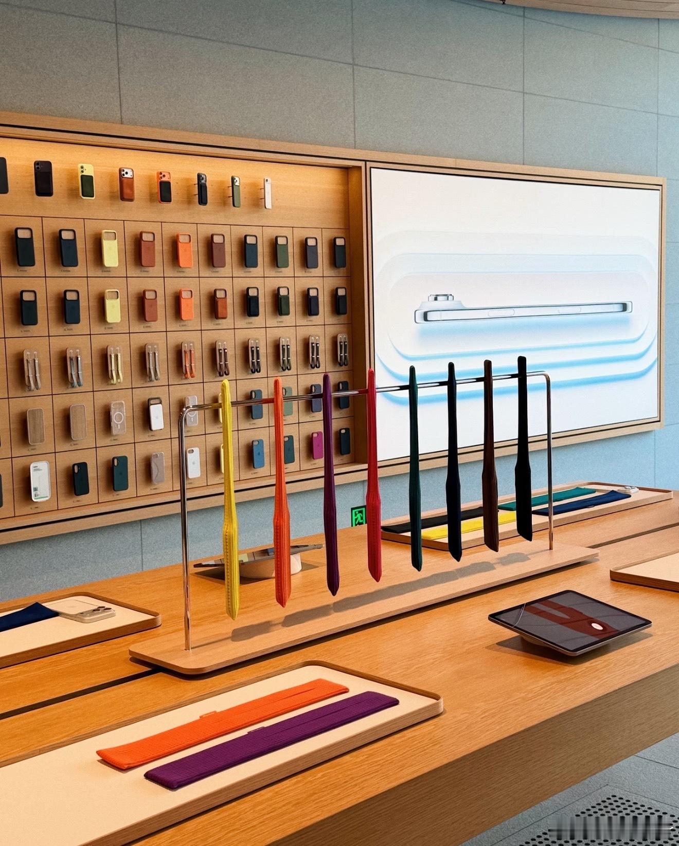 iPhone pocket虽然卖的贵但看着感觉还真不错还挺好看，但我不会买 