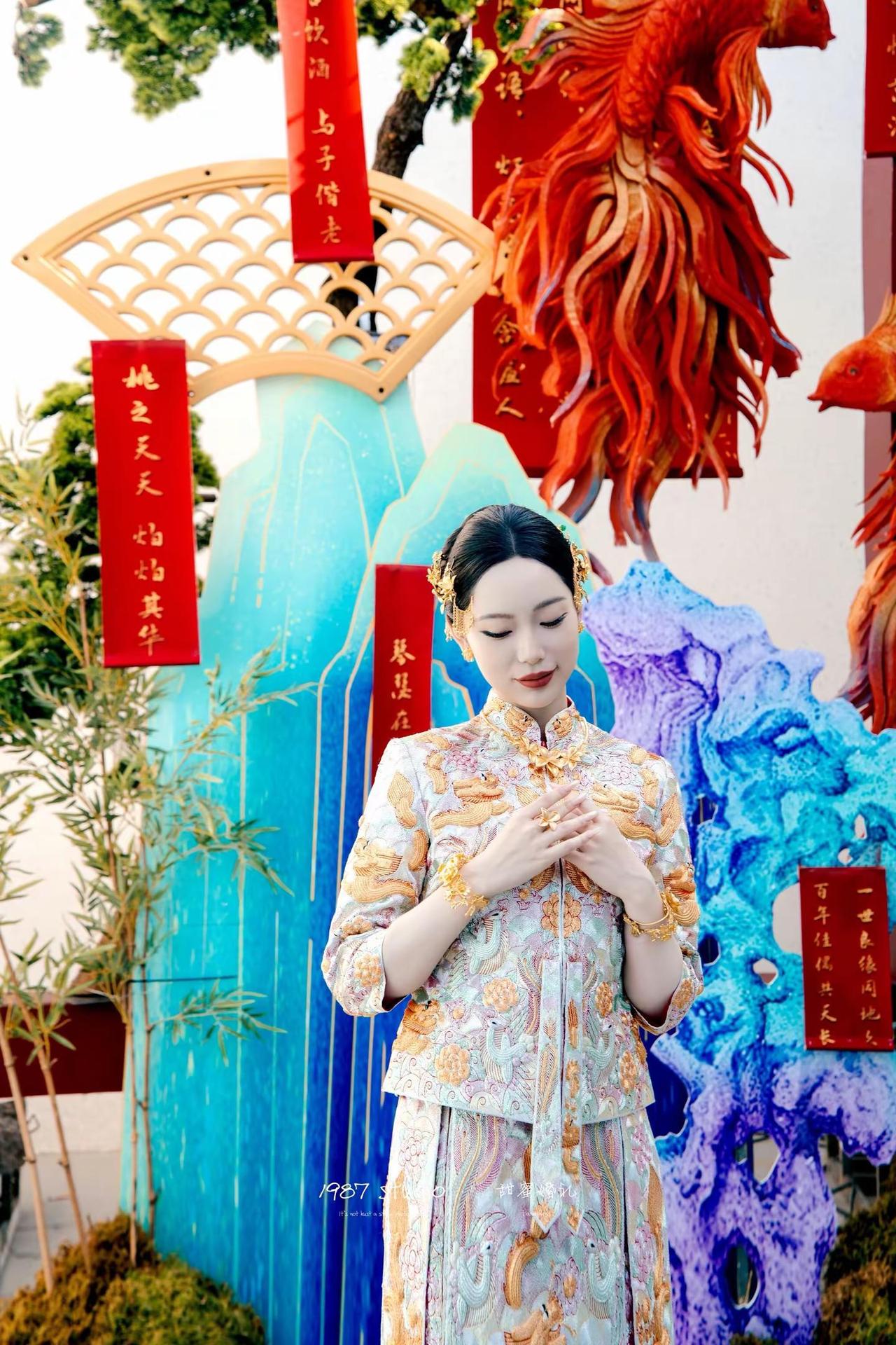 一字藏山河，一景见东方。以中国二字为框，纳松竹花窗、苔藓锦鲤，把汉字底蕴揉进中式