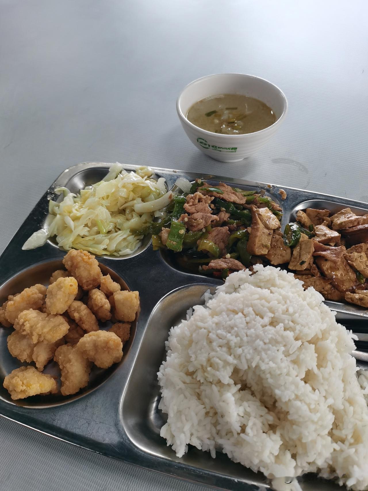 同学开了个内衣内裤店，本来想退休后赚点小钱花，结果每个月一千多退休工资不够亏，现