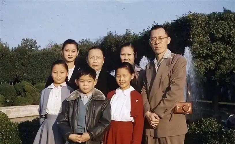 1949年，离上海解放还有一个月，张幼仪逃到了香港，随后就在香港安了家。在她家楼