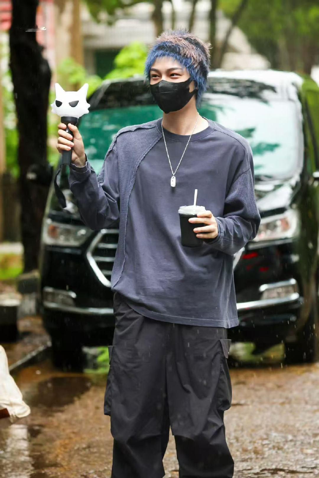 丁禹兮的演唱会应援棒丁禹兮猫猫头应援棒丁禹兮上班路上给粉丝给粉丝看演唱会应援棒，