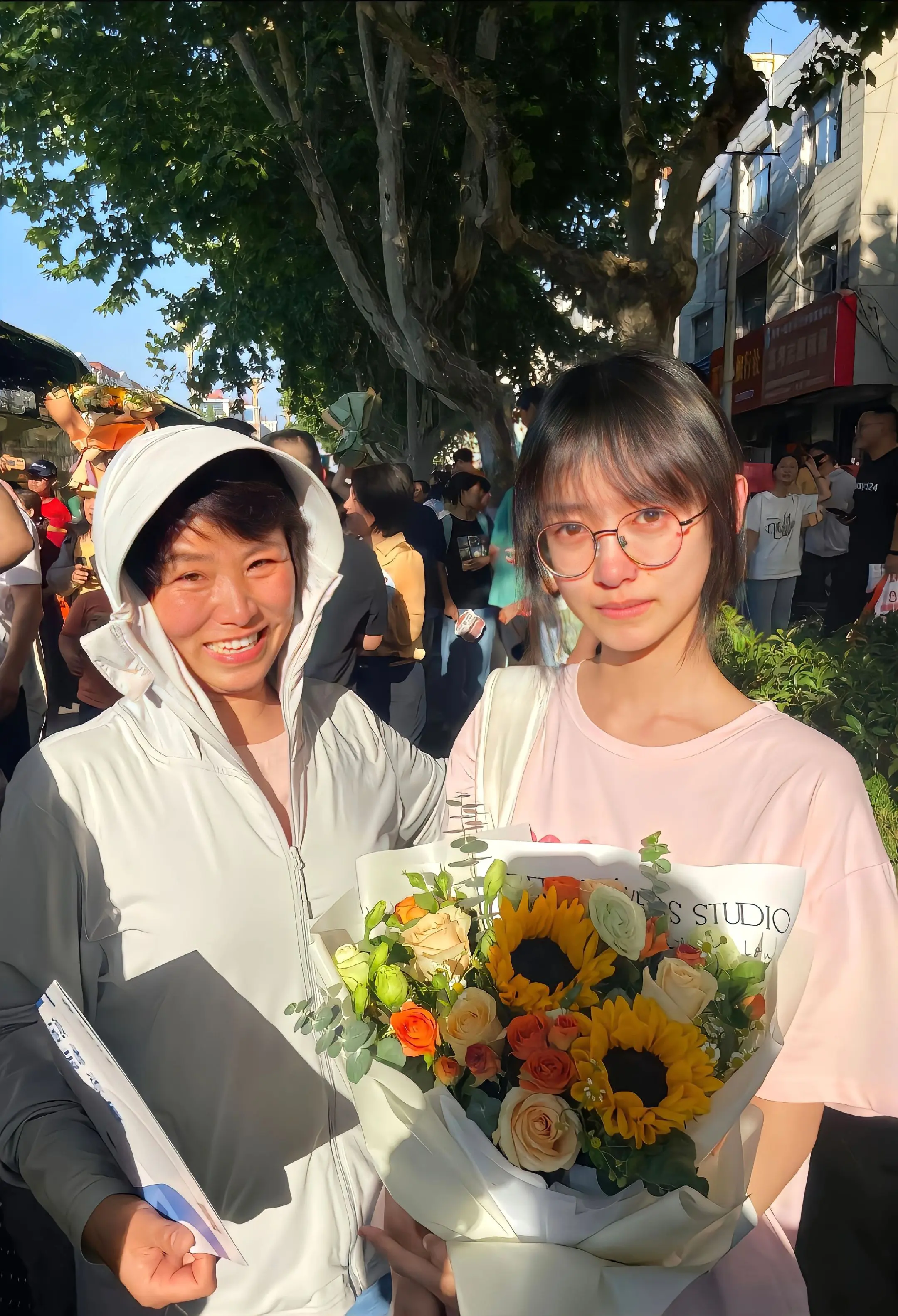 今天是母亲节 许个愿 希望我的妈妈 节日快乐 平安健康 万事如意 永远年轻