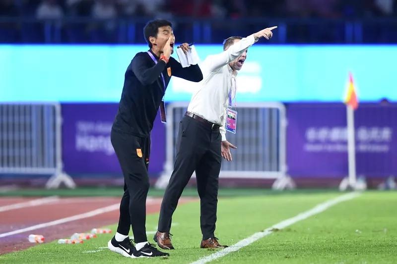 几句话送给想“白嫖”的张某毅妈妈。
      送孩子去“嗨球少年”学习足球，这