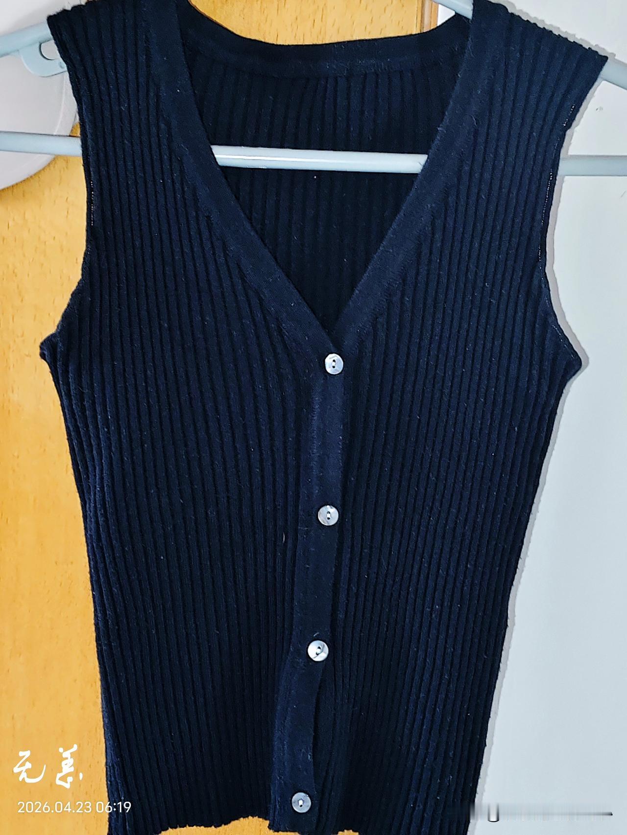 春和景明的季节，一个衬衣外搭一件毛背心，简直不要太香。
花钱买，不可能。
早就捡