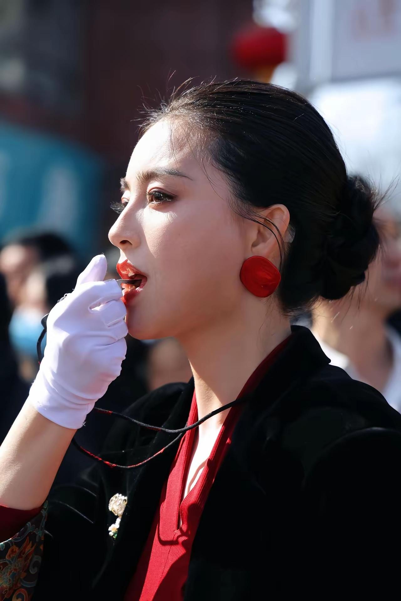 几乎就在一夜之间 ，陕西的米脂秧歌美女指挥、米脂婆姨高梦瑶爆红网络，引发千万网友