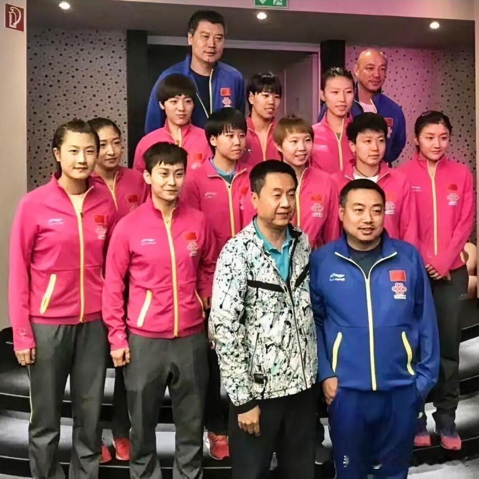这是早些年乒乓球运动员和教练们的一张合影，能认出8位的，算你是顶级的球迷。

这