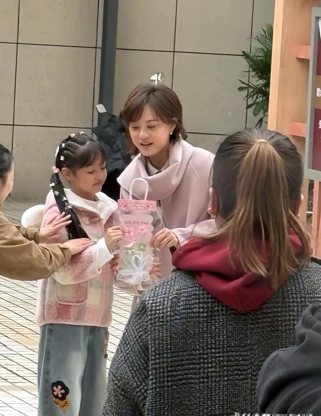 孙俪上海街头现身，灰大衣配短卷发，像极了刚下班的职场精英。
没化妆，没摆拍，走路