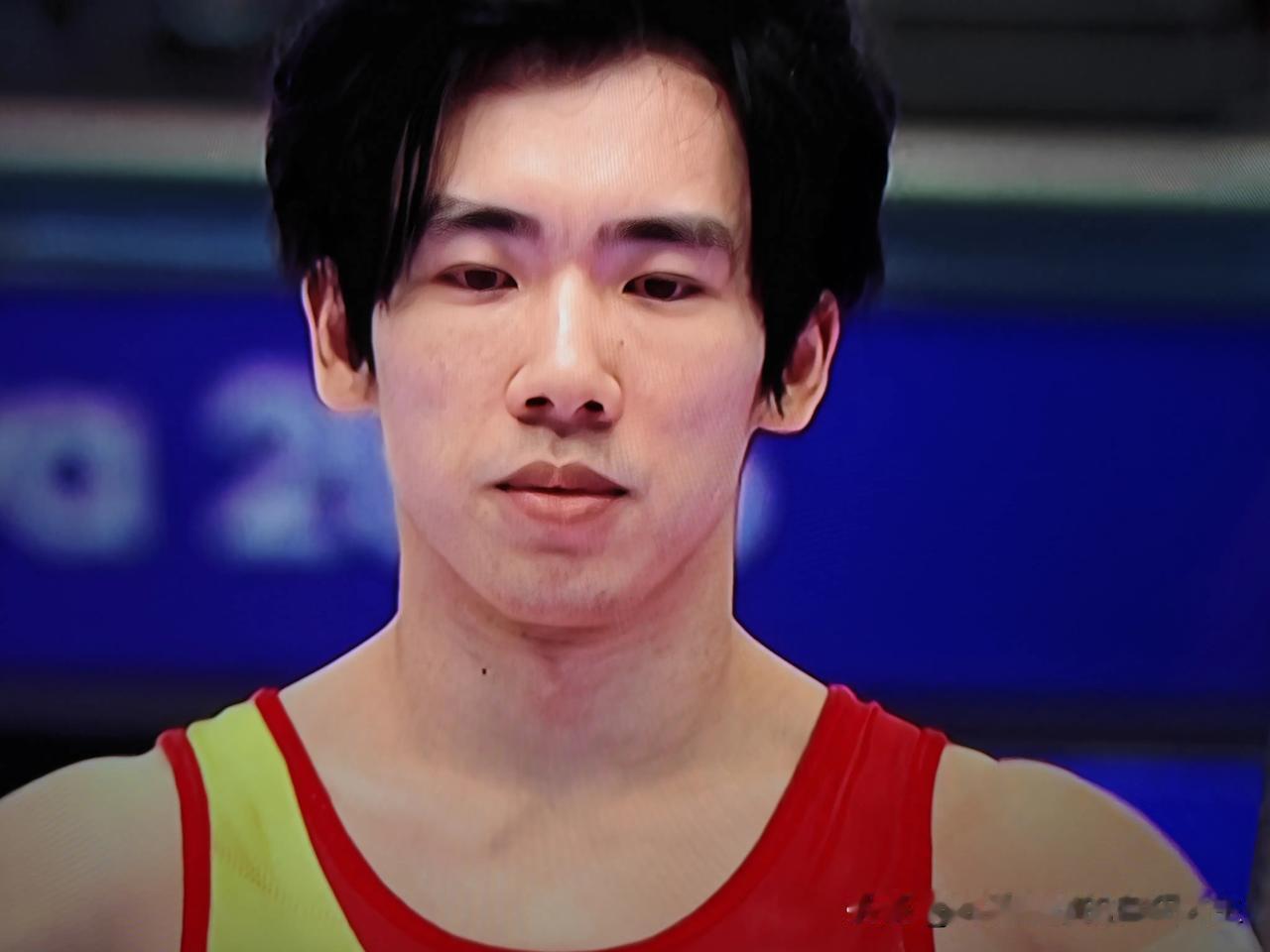 亚运会体操男子团体决赛，中日两队展开了紧张激烈的争夺，尤其是在比赛的最后一项单杠