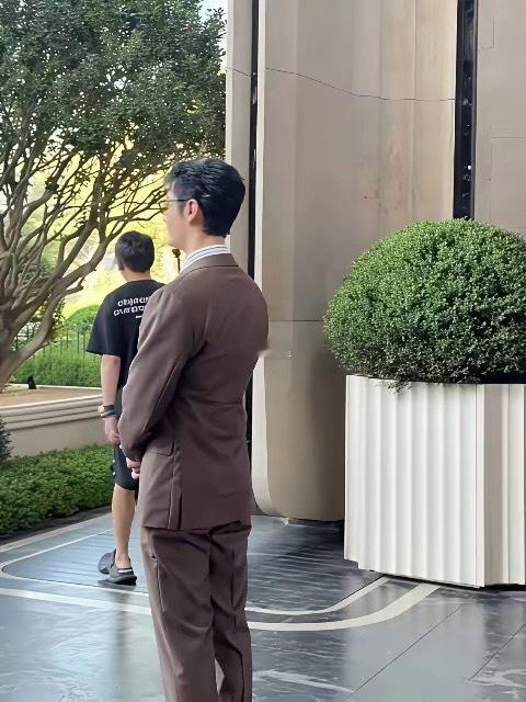 48岁黄晓明被拍到现身上海售楼处，专人对接接待。要看这套豪宅得先验资，楼盘价格十