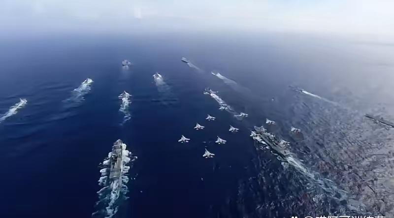 震撼！共约16.2万吨的″福建舰"航母打击群一次入列。
根据多方媒体显示，中国第